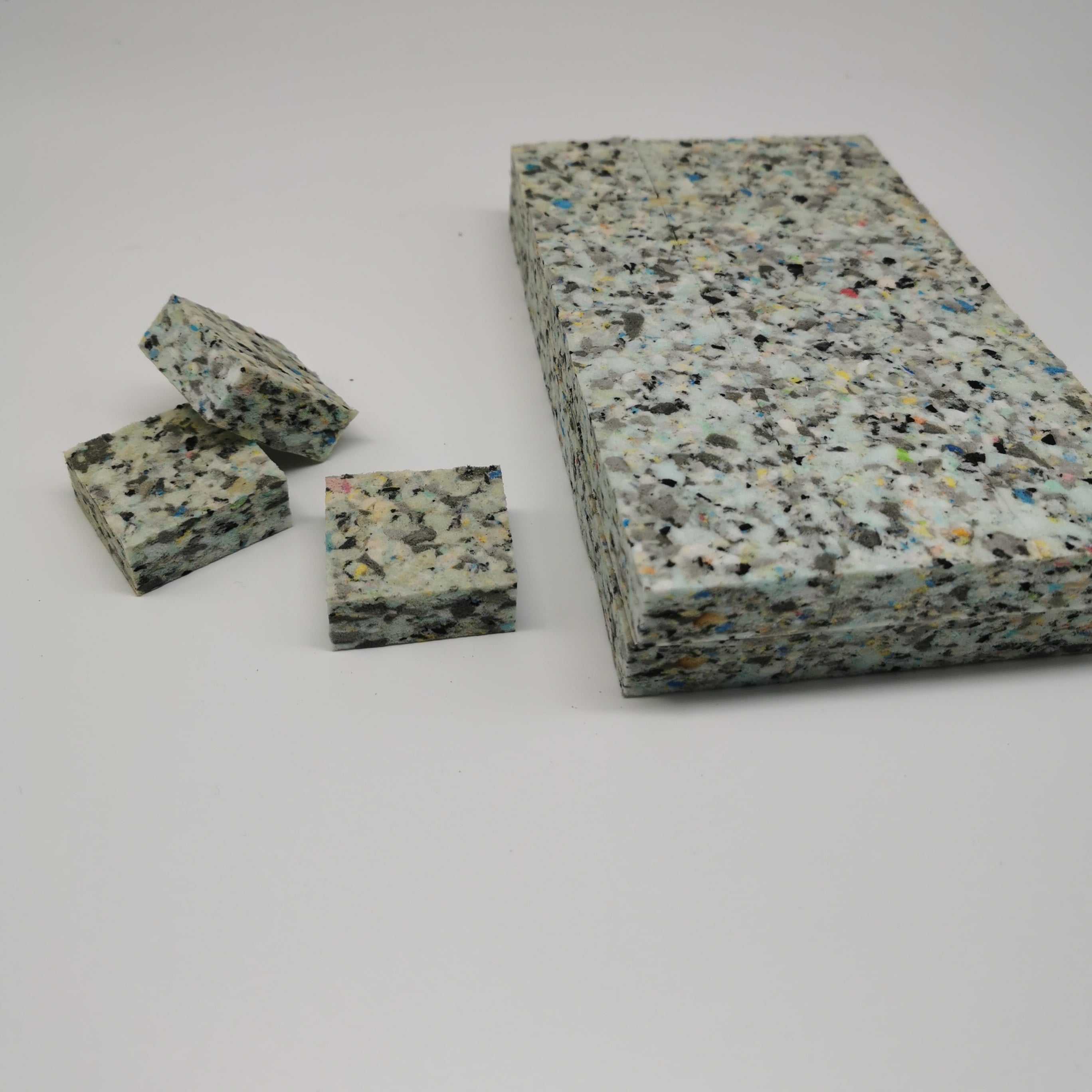 Verbundschaumstoff-Zuschnitte Qualität SPADA® RG 300 eins. wiederlösbar klebend  auf Bogen aufgereiht 40 x 40 x 15 mm Menge je Pack: 600 Stck. 