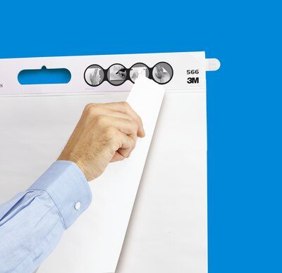 Post-it® Super Sticky selbsthaftendes Meeting Chart/Flipchart für Wand-Montage 566, Weiß, 58.4 cm x 50.8 cm, 20 Blatt/Block, 2 Blöcke/Packung + 8 Command™-Streifen/Packung