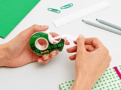 Scotch® Magic™ Klebeband 1 Rolle 19 mm x 7,5 m + 1 Handabroller Scotch® Magic™ Klebeband 1 Rolle 19 mm x 7,5 m + 1 Handabroller