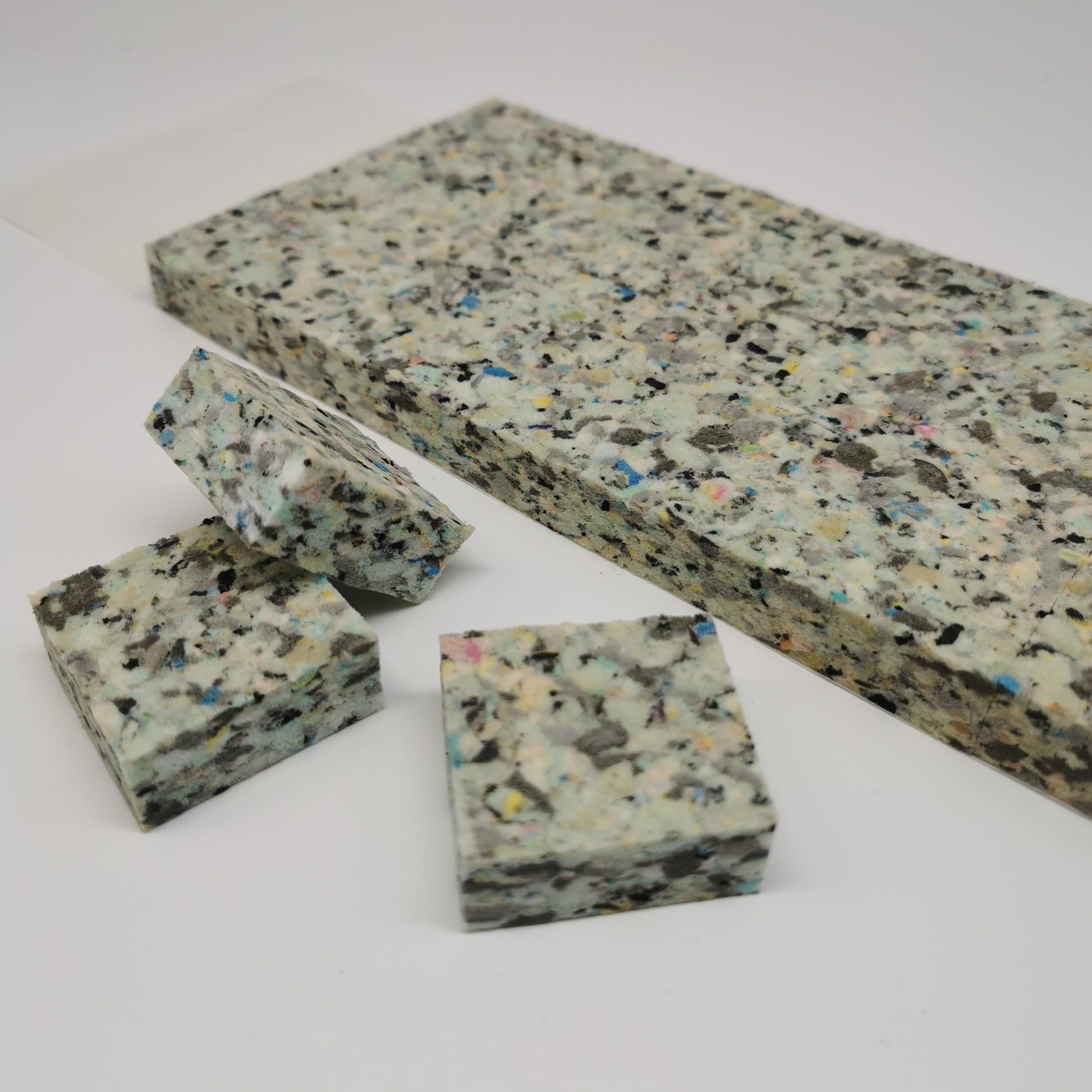 Verbundschaumstoff-Zuschnitte Qualität SPADA® RG 300 eins. wiederlösbar klebend  auf Bogen aufgereiht 40 x 40 x 15 mm Menge je Pack: 600 Stck. 