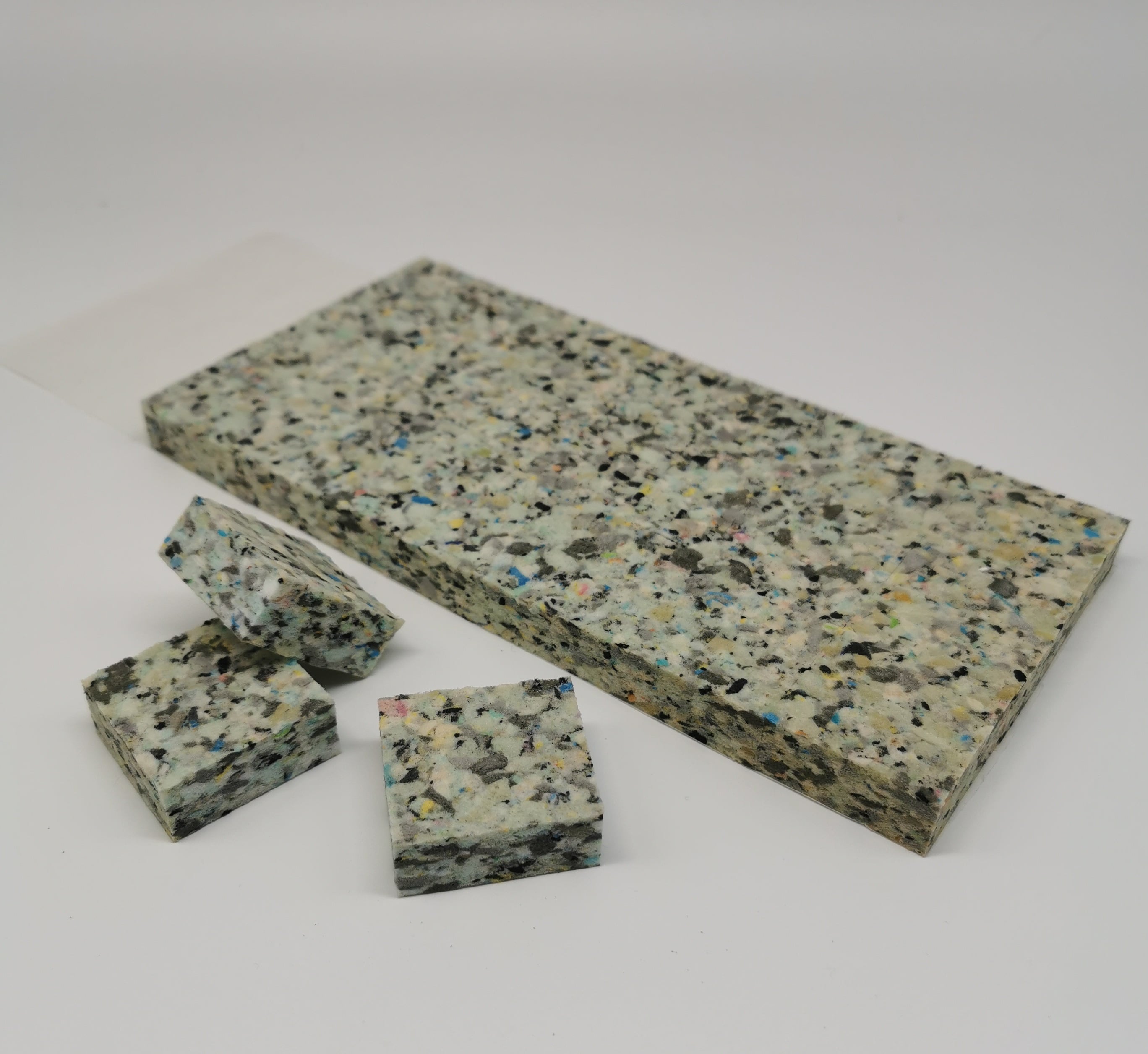 Verbundschaumstoff-Zuschnitte Qualität SPADA® RG 300 eins. wiederlösbar klebend  auf Bogen aufgereiht 40 x 40 x 15 mm Menge je Pack: 600 Stck. 
